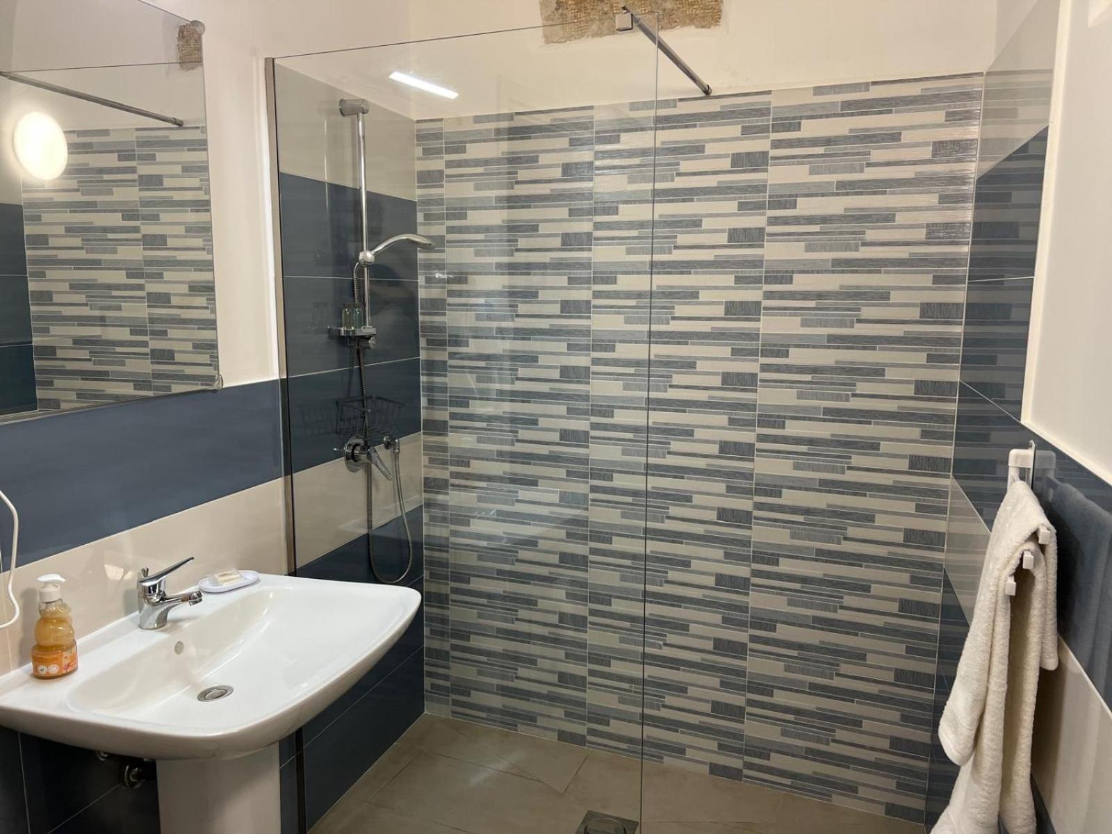 Madre Terra Apartment & Rooms 泰拉西尼 外观 照片