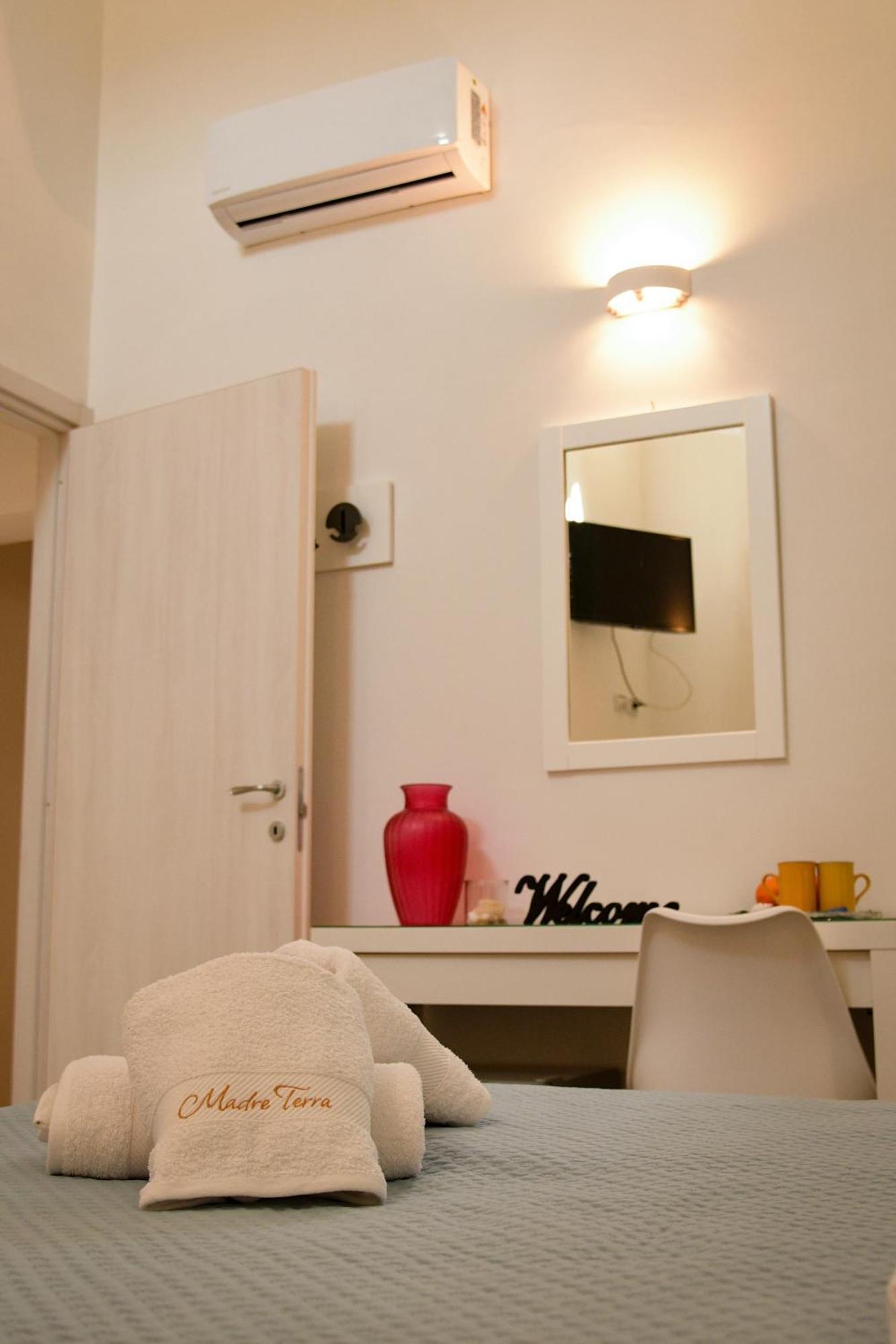 Madre Terra Apartment & Rooms 泰拉西尼 外观 照片
