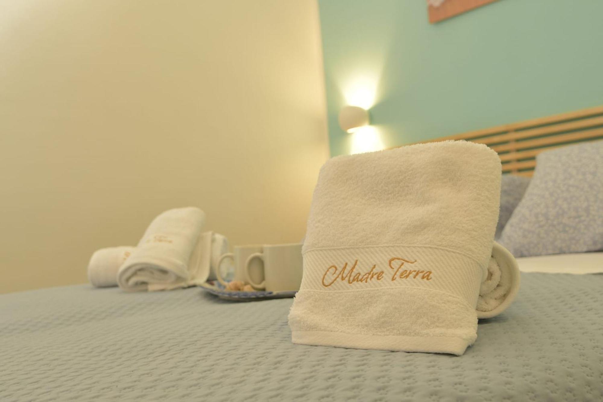 Madre Terra Apartment & Rooms 泰拉西尼 外观 照片